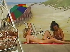 Zwei Lesben spielen am Strand Hintergrund
