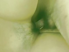 Sexy Asian in Rock bekommt ihre enge behaarte Pussy Finger von Stud dann fickt