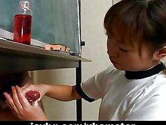 Japanische Cutie Itsuki Wakana wichst einen harten Schwanz unzensiert