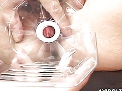 Schöne japanische Babe Ruft mit vielen dicken Dildos gestopft.